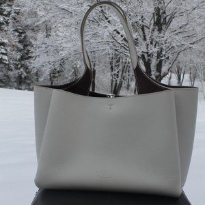 Tod's Medium Leather Tote EUC